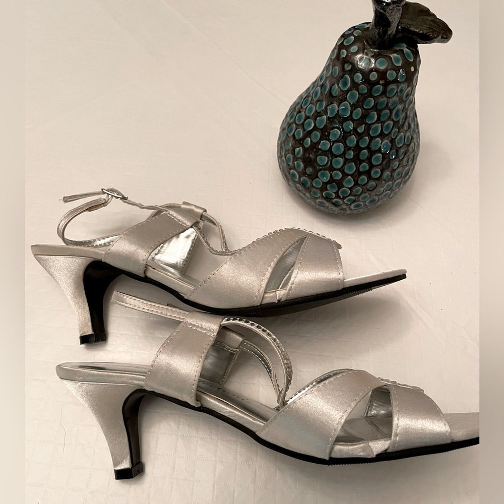 🦋🦋2/$20.🦋🦋Tender Tootsies elegant Silver Sandal in Size 7.5w Satin & faux stones